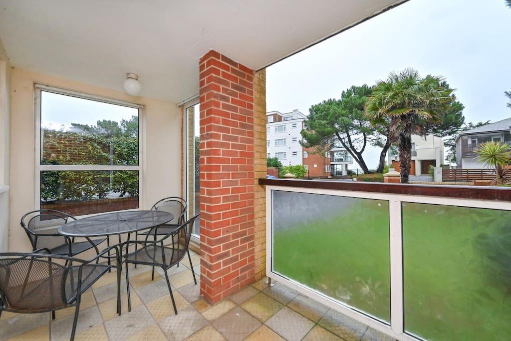 Spacious Sandbanks Apartment Near Beach And Bars With Free Parking Poole Exterior photo
